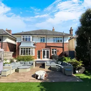 Four Bedroom Family Abode With Hot Tub, Garden And Bbq Bournemouth